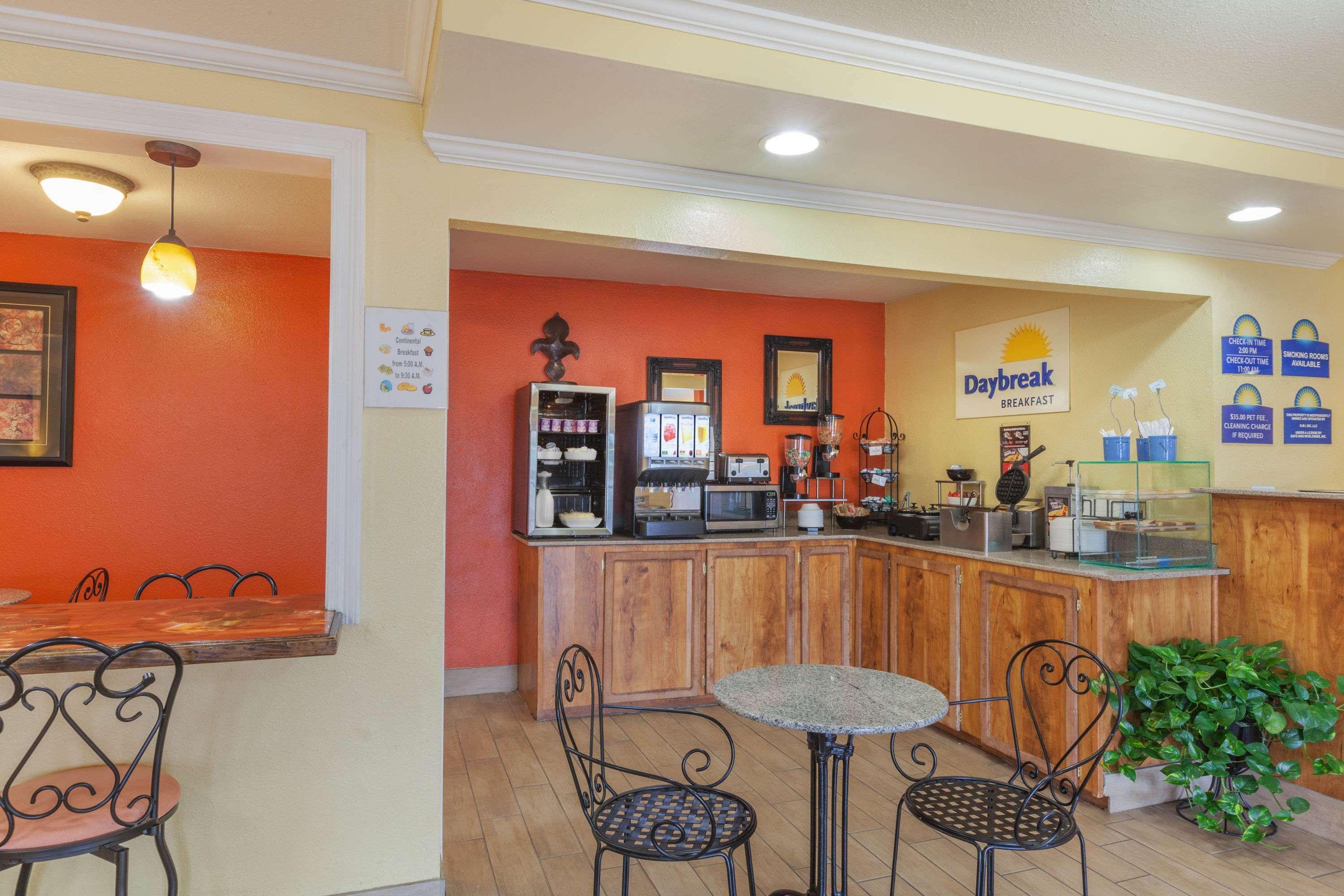 Travelodge By Wyndham Natchitoches Esterno foto